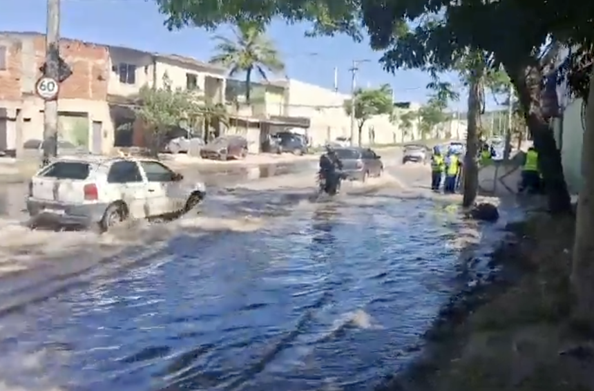 Equipes da Rio+Saneamento e da CET-Rio atuam para conter o vazamento e normalizar o trânsito em Guaratiba. – Foto: Reprodução/Redes sociais