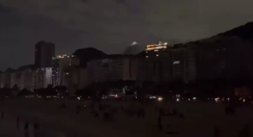 Light afirma que energia foi restabelecida, mas moradores ainda relatam falta de energia