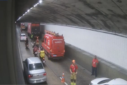 Acidente entre carro e moto provoca a interdição do Túnel Santa Bárbara