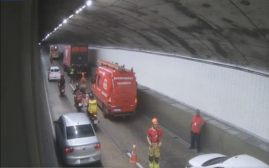 Acidente entre carro e moto provoca a interdição do Túnel Santa Bárbara