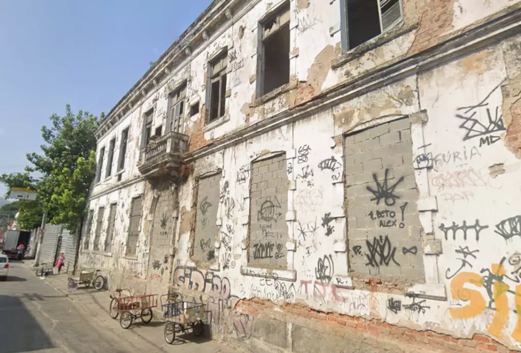 Inoperante, palácio no Centro de Niterói tem projetos de reforma ainda em fase estudos, segundo governo