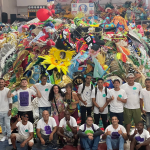 Fantasias usadas nos desfiles da Sapucaí são reaproveitadas e vendidas a quilo no Sustenta Carnaval, na Zona Portuária do Rio.