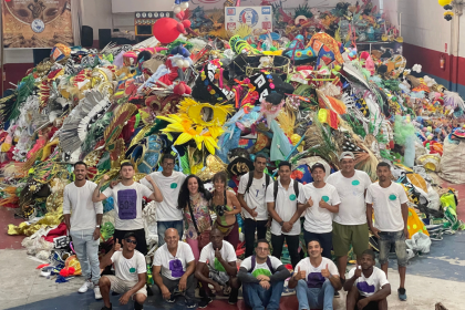 Fantasias usadas nos desfiles da Sapucaí são reaproveitadas e vendidas a quilo no Sustenta Carnaval, na Zona Portuária do Rio.