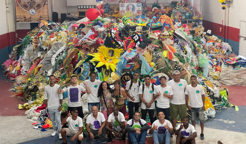 Fantasias usadas nos desfiles da Sapucaí são reaproveitadas e vendidas a quilo no Sustenta Carnaval, na Zona Portuária do Rio.