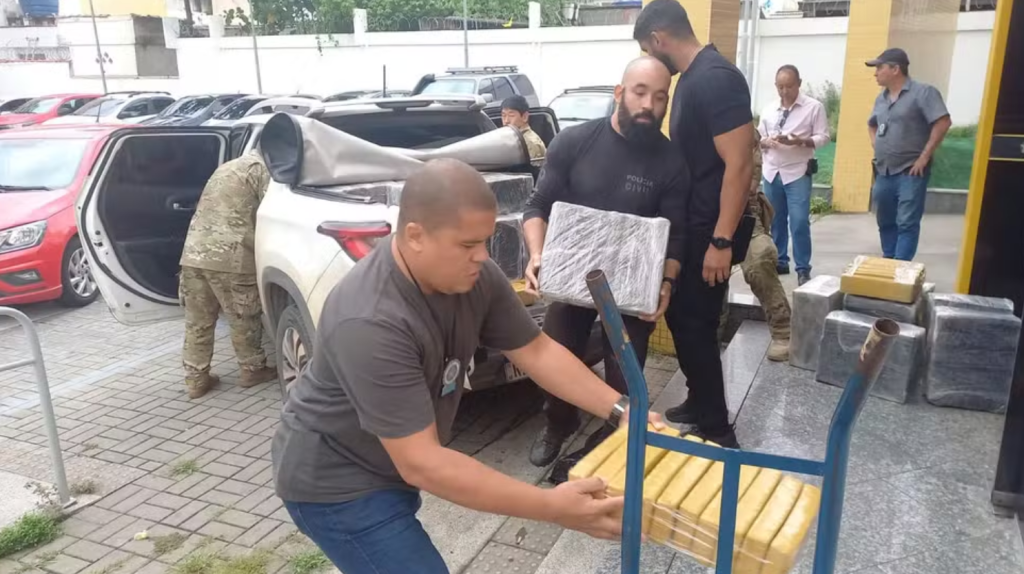 Polícia Civil e PRF apreendem carga de maconha avaliada em R$ 8 milhões em Duque de Caxias