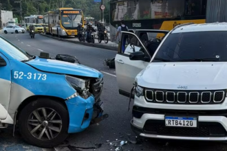 Troca de tirso terminou com colisão entre veículo dos suspeitos e viatura da PM na Zona Oeste