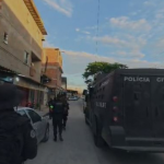 Policiais civis chegam a Manguinhos para operação policial contra roubo de cargas