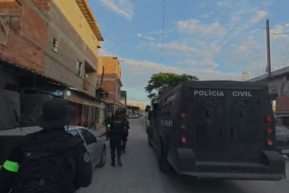 Policiais civis chegam a Manguinhos para operação policial contra roubo de cargas