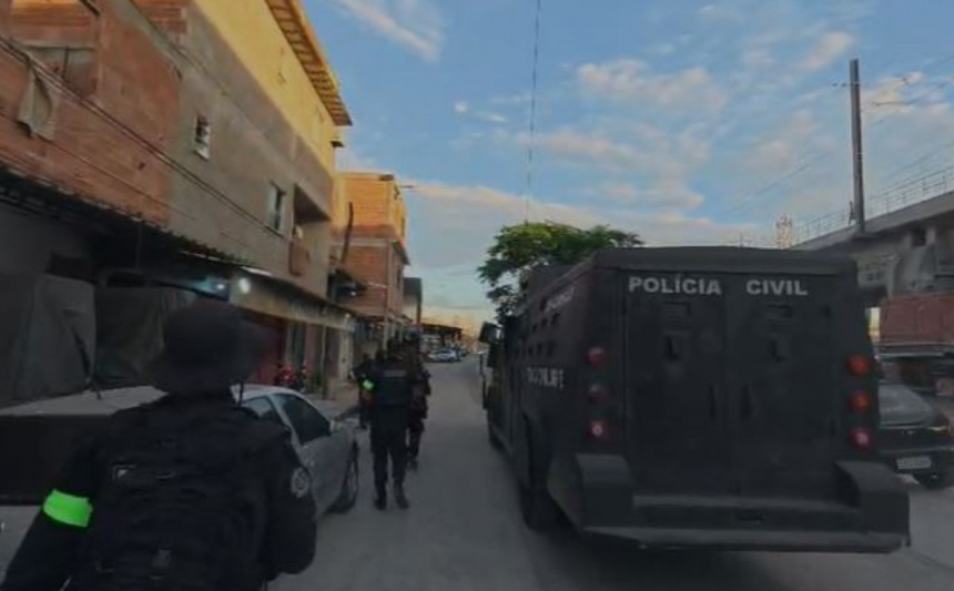 Policiais civis chegam a Manguinhos para operação policial contra roubo de cargas