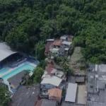 Construções no meio da mata, ao lado da piscina da escola, estão preocupando moradores do bairro e gerou denúncia da Câmara de Niterói.