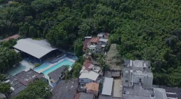 Construções no meio da mata, ao lado da piscina da escola, estão preocupando moradores do bairro e gerou denúncia da Câmara de Niterói.