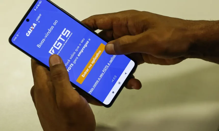 Aplicativo do FGTS, da Caixa Econômica Federal, permite consulta e saque de parte do saldo por meio da modalidade saque-aniversário.