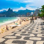 Depois de receber reclamações sobre valores abusivos, Eduardo Paes determinou que secretarias estudem um possível tabelamento de preços nas praias cariocas.