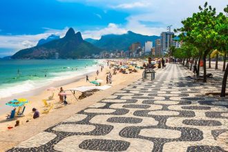 Depois de receber reclamações sobre valores abusivos, Eduardo Paes determinou que secretarias estudem um possível tabelamento de preços nas praias cariocas.