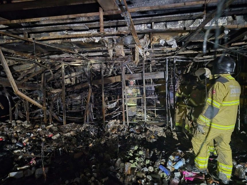 Imagens mostram destruição causada por incêndio no Shopping Tijuca