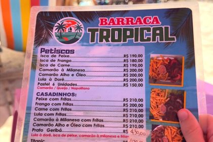 Cardápio de uma barraca localizada em Búzios mostra preços cobrados durante o período do réveillon