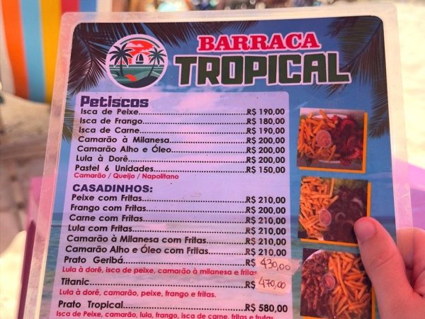 Cardápio de uma barraca localizada em Búzios mostra preços cobrados durante o período do réveillon