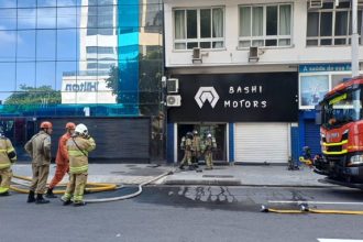 Corpo de Bombeiros combate incêndio em loja de veículos elétricos em Copacabana