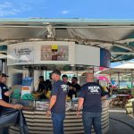 Agentes da Polícia Civil fiscalizam quiosque em Copacabana