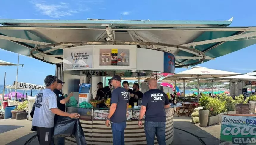 Agentes da Polícia Civil fiscalizam quiosque em Copacabana