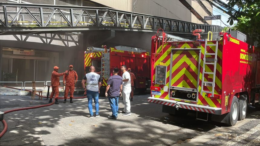 Trecho da Av. Maracanã segue interditado para facilitara atuação e bombeiros no Shopping Tijuca
