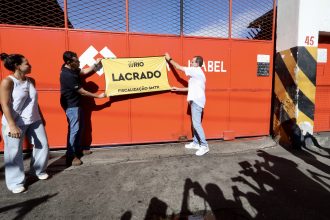 Paes e Cavaliere lacram garagem de ônibus das viações Real e Vila Isabel
