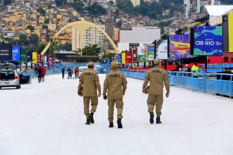 Corpo de Bombeiros inicia pente-fino e notifica 13 camarotes da Sapucaí