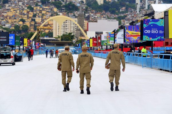 Corpo de Bombeiros inicia pente-fino e notifica 13 camarotes da Sapucaí 55 Corpo de Bombeiros inicia pente-fino e notifica 13 camarotes da Sapucaí
