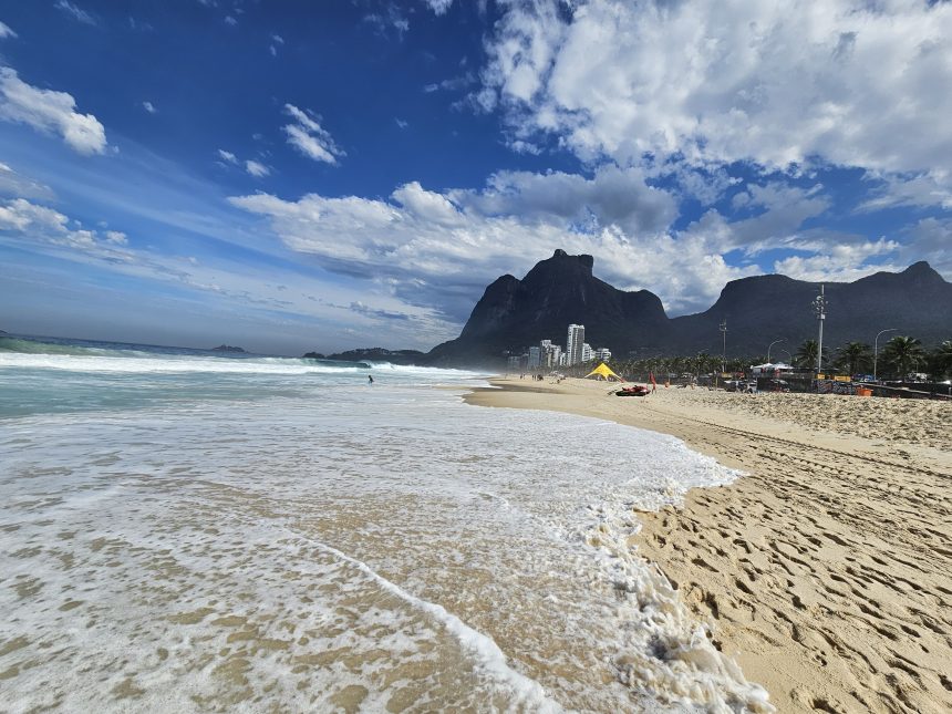 Índices positivos de balneabilidade na praia de São Conrado atraem cariocas e turistas