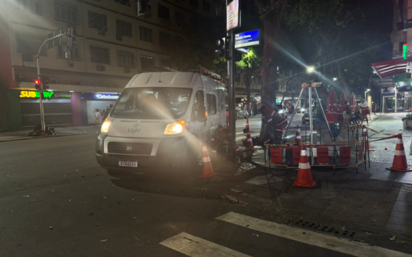 Equipes da Light atuam na reposição de cerca de 3 km de cabos de energia na Zona Sul