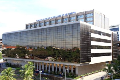 Nova central de processamento reduz tempo de tramitação no Judiciário fluminense.