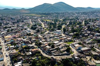 Helicóptero a serviço da Cedae fez pouso de emergência após funcionário ser atingido por disparos no Complexo do Salgueiro — Foto: Reprodução
