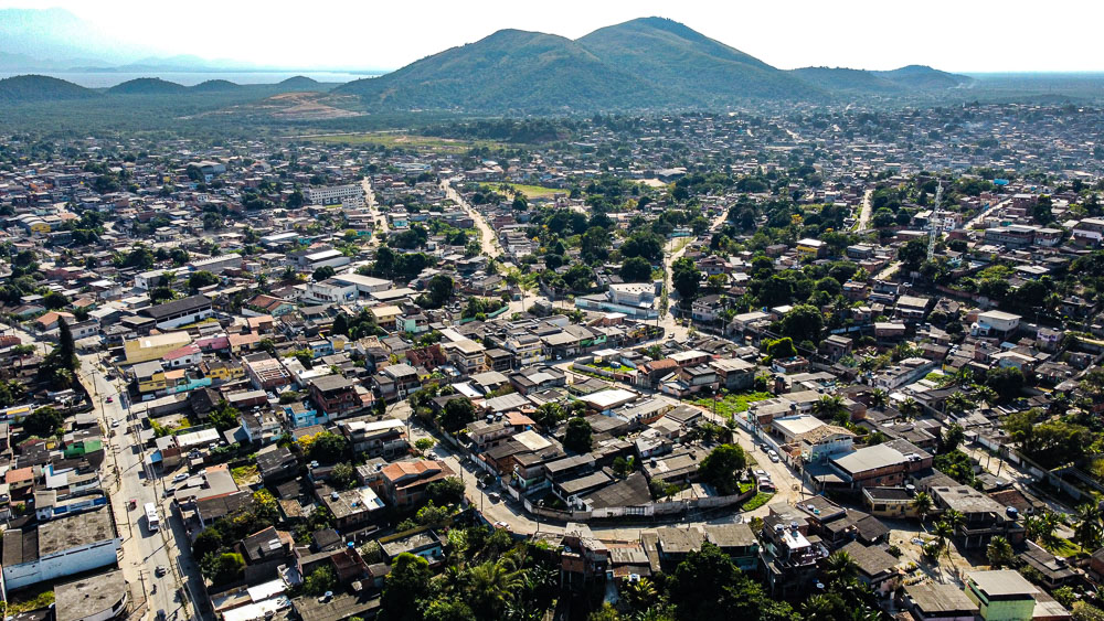 Helicóptero a serviço da Cedae fez pouso de emergência após funcionário ser atingido por disparos no Complexo do Salgueiro — Foto: Reprodução