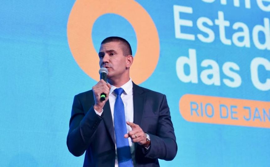 O deputado estadual licenciado e secretário estadual das Cidades, Douglas Ruas, é o preferido para ocupar a cabeça da chave para o governo do estado em outubro, mas não quer disputar a eleição indireta