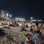 Público adotou Praia do Arpoador como refúgio para o calor durante as noites do Rio