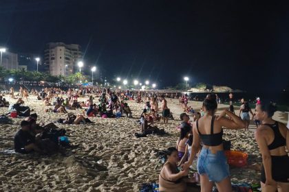 Público adotou Praia do Arpoador como refúgio para o calor durante as noites do Rio