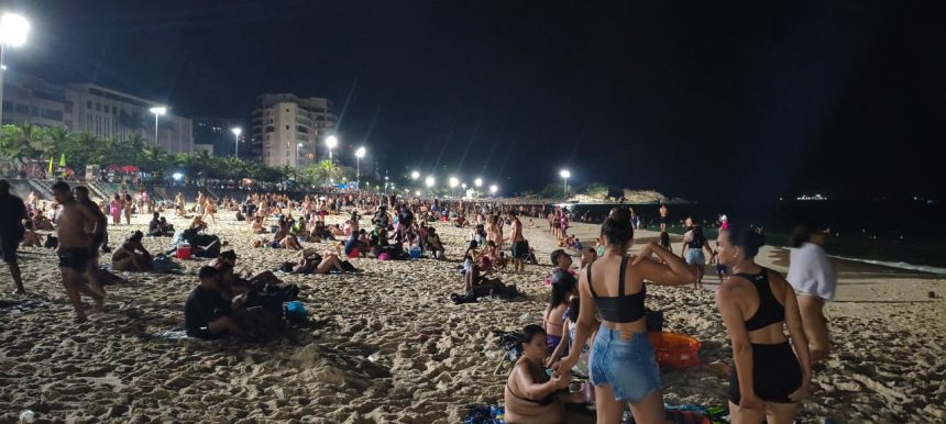 Público adotou Praia do Arpoador como refúgio para o calor durante as noites do Rio