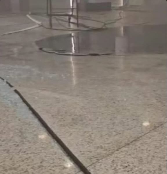 Imagem mostra piso do térreo do Shopping Tijuca deformado após incêndio