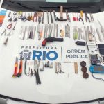 Seop apreendeu mais de 50 facas ou objetos perfurocortantes, um simulacro, alicates e objetos para o consumo de drogas em operação realizada na Mangueira