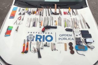 Seop apreendeu mais de 50 facas ou objetos perfurocortantes, um simulacro, alicates e objetos para o consumo de drogas em operação realizada na Mangueira