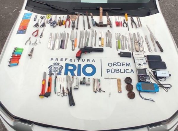 Seop apreendeu mais de 50 facas ou objetos perfurocortantes, um simulacro, alicates e objetos para o consumo de drogas em operação realizada na Mangueira