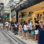 No Centro do Rio, turistas formam uma enorme fila para cnohecer a tradicional Confeitaria Colombo