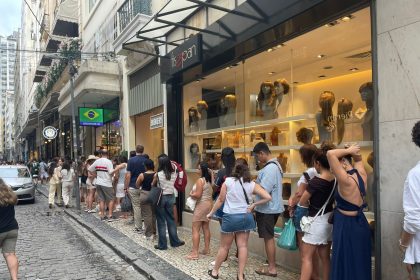No Centro do Rio, turistas formam uma enorme fila para cnohecer a tradicional Confeitaria Colombo