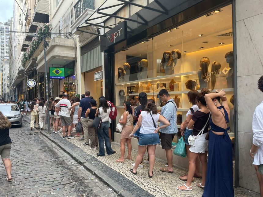 No Centro do Rio, turistas formam uma enorme fila para cnohecer a tradicional Confeitaria Colombo