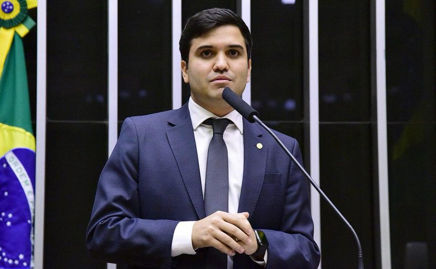 O normalmente sorridente Renan Ferreirinha não ficou nada feliz ao saber que os municípios perderam mais de R$ 100 milhões porque o governo do estado não aprovou a Lei do ICMS Educacional