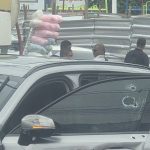 Carro com marca de tiros após perseguição em Duque de Caxias