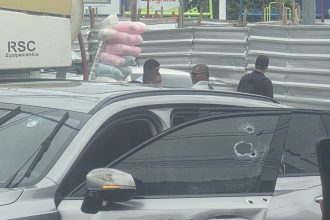 Carro com marca de tiros após perseguição em Duque de Caxias