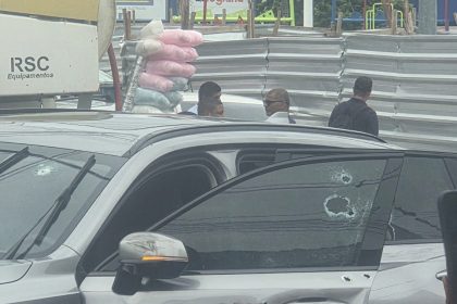 Carro com marca de tiros após perseguição em Duque de Caxias