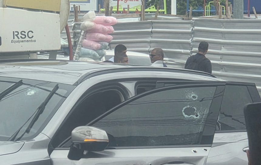 Carro com marca de tiros após perseguição em Duque de Caxias