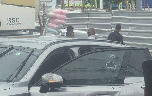 Carro com marca de tiros após perseguição em Duque de Caxias